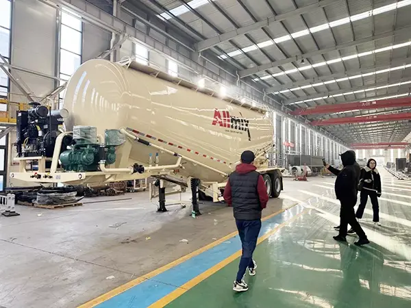 Welkom Kazachstani -klanten om de Bulk Cement Tank Semi Trailer Workshop te bezoeken