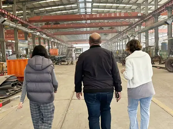 Welkom Algerijnse klanten om de Semi Trailer Workshop met lage flatbed te bezoeken