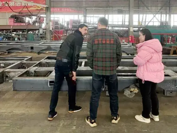 Welkom klanten om een ​​flatbed semi -trailerworkshop te bezoeken
