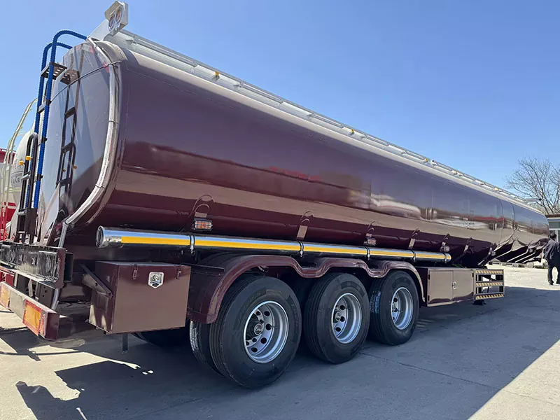 Mali-klanten kochten 15 opleggers van de olietank voor grensoverschrijdende transport van geraffineerde olie van ons bedrijf.