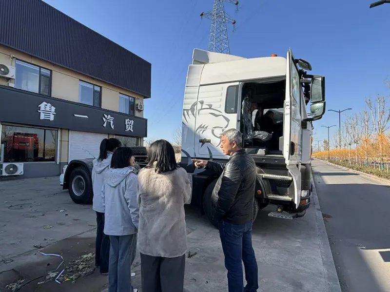 Nigeriaanse klant koopt tractor en kolom flatbed semi-oplegger voor logboekregering