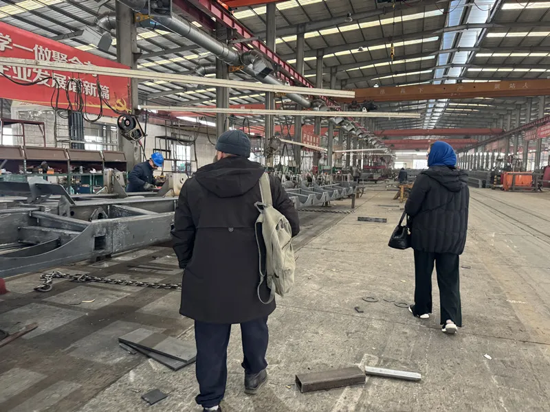 De klant van Kazachstan kocht een laagbediende semi-oplegger van Luyi