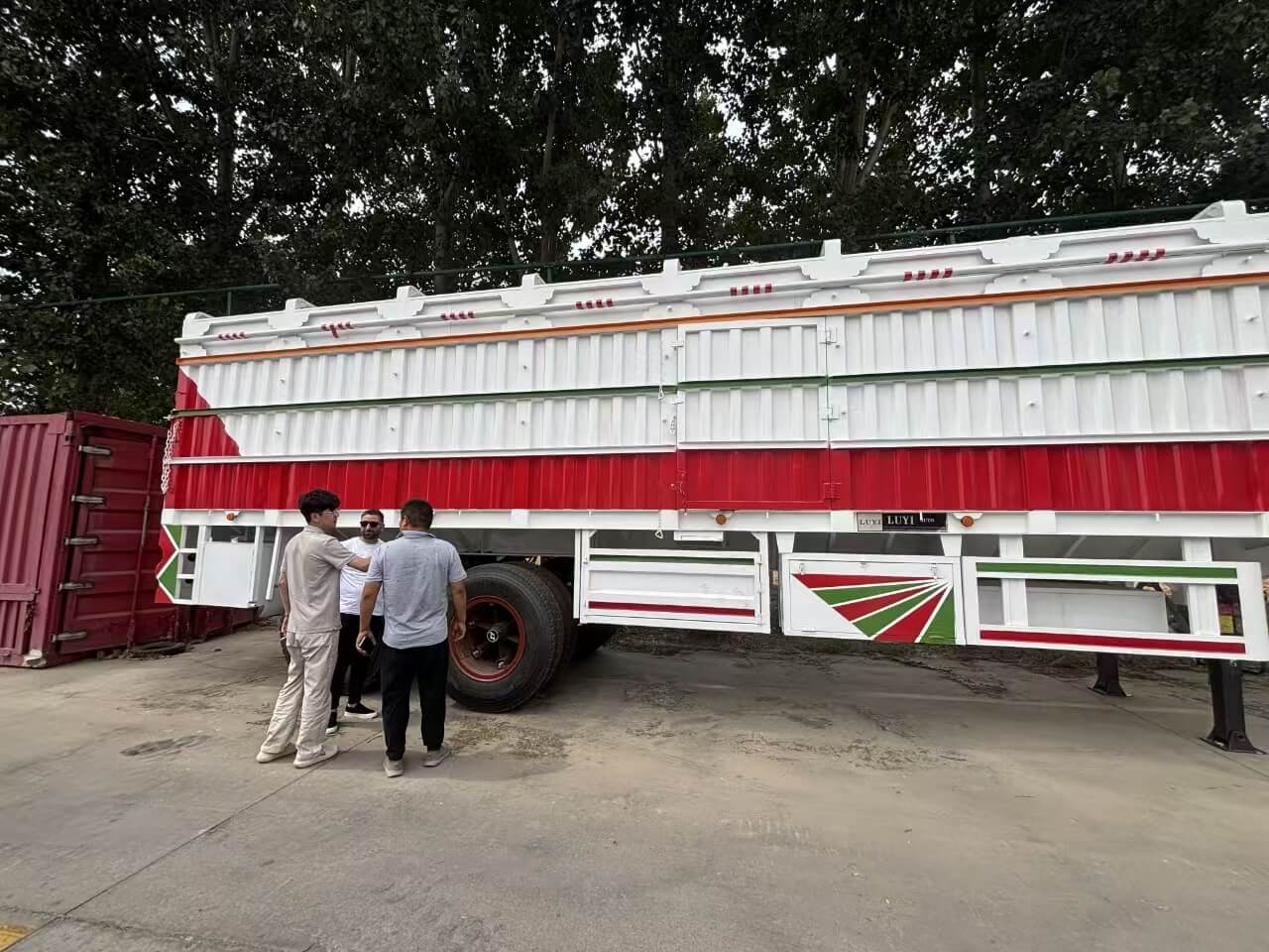 Soedanese klanten bezochten Lu Yi Company om 2 Axle Drop Side Suspension -voertuigen te kopen