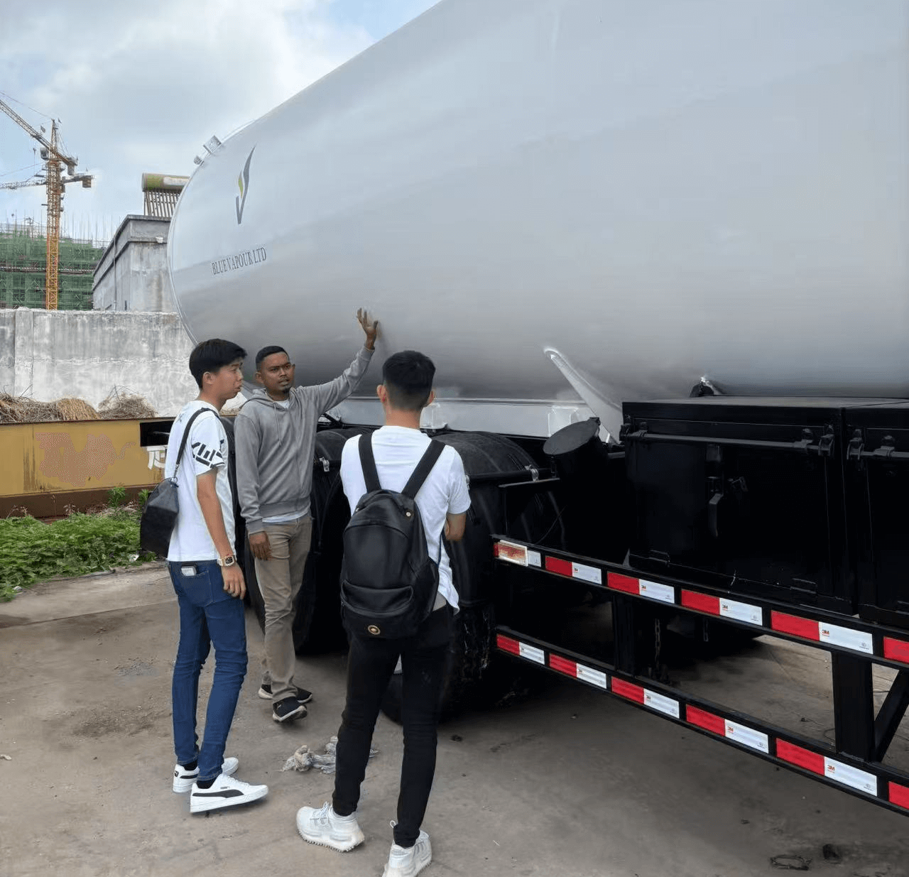 Klanten uit Liberia bezochten de Luyi -fabriek en kochten drie Axle Oil Tank Semi Trailers.