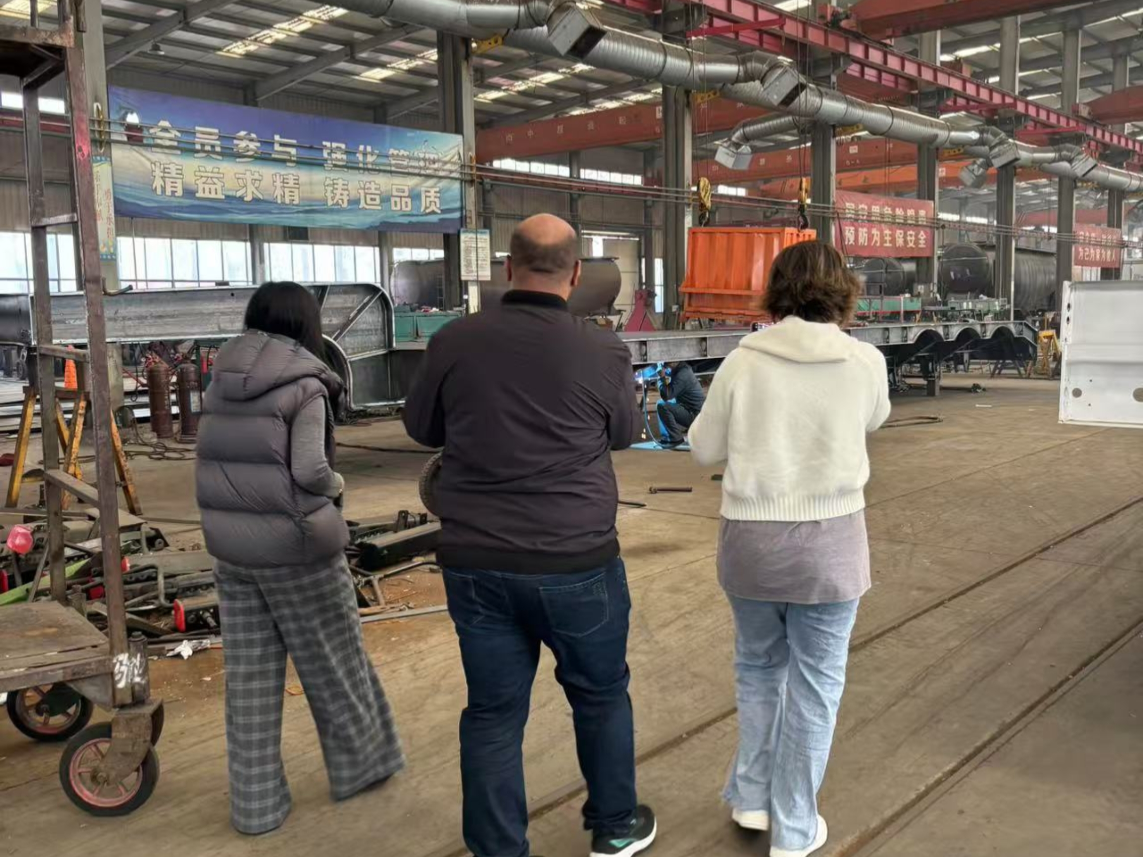 Klanten uit Algerije bezochten de Luyi -fabriek en kochten een semi -trailer van drie as met een flatbed.
