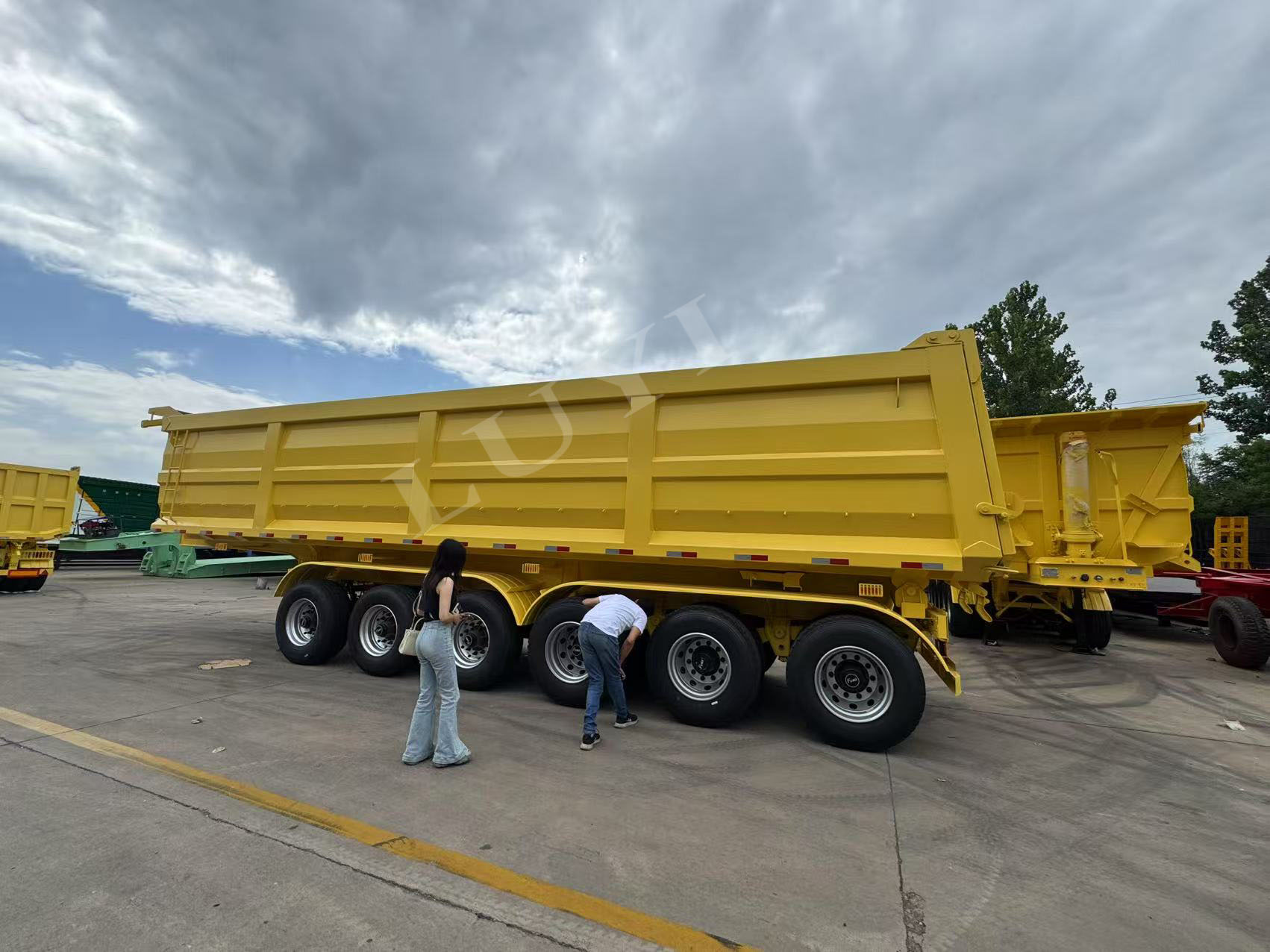 Saoedische klanten voeren inspecties ter plaatse uit op cementtankwagens van 30 kubieke meter en komen efficiënt tot een samenwerkingsopdracht