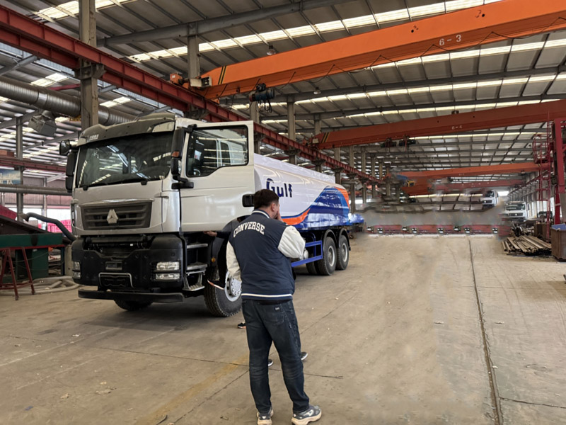 Luyi Factory verwelkomt Kirgizische klanten. Na een inspectie ter plaatse is de aankoop van een olietankwagen succesvol afgerond