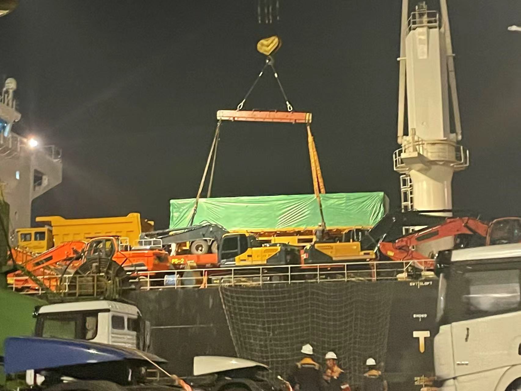 Zet koers naar Ghana! Drie platte opleggers van LuYi zijn met succes op het schip geladen