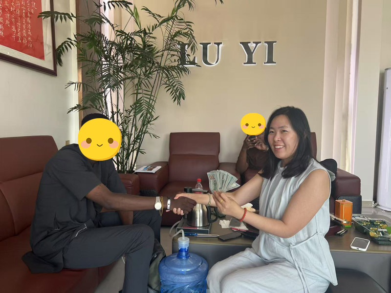 Nigeriaanse klanten bezochten LuYi en tekenden een contract, waarmee een nieuw hoofdstuk in de samenwerking op het gebied van opleggers werd ingeluid.