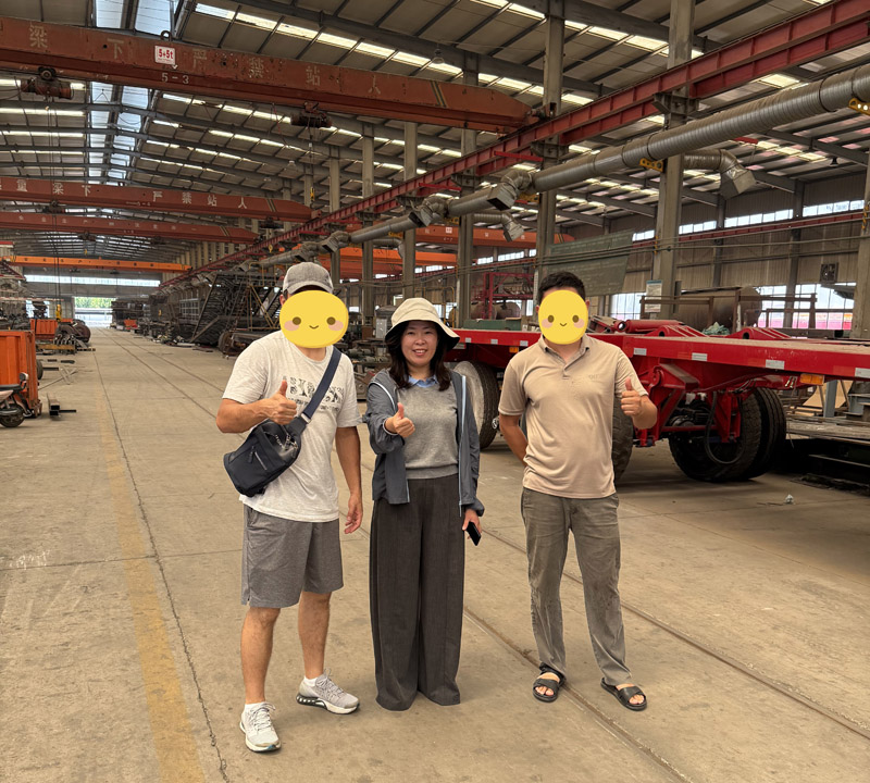 Kazachse klanten brachten een bezoek ter plaatse aan de Luyi-fabriek en het contract voor de dieplader werd afgerond