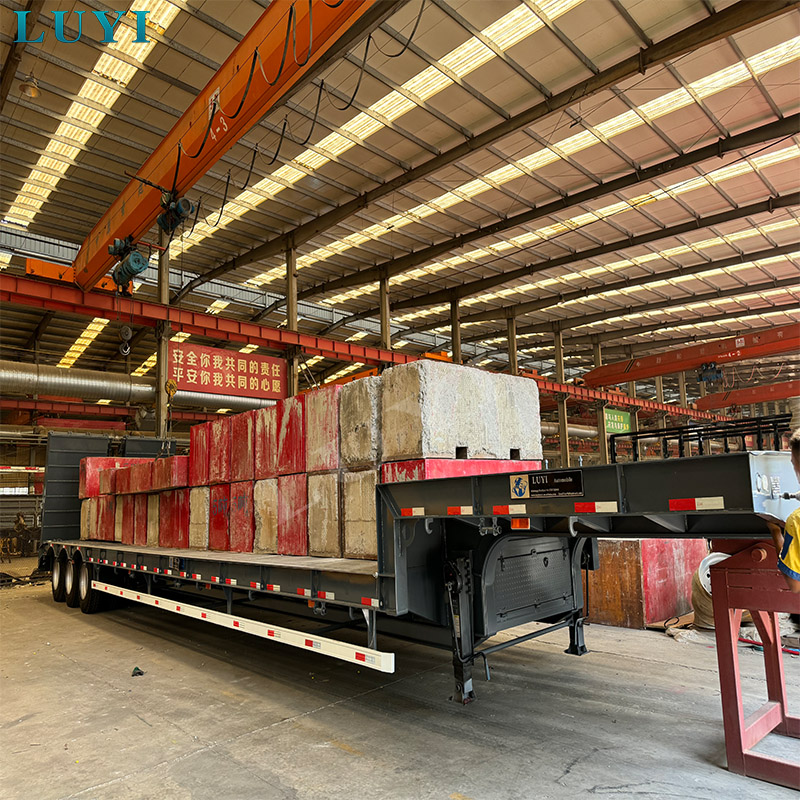 Saoedische klanten voeren een inspectie ter plaatse uit in de Luyi-fabriek en ronden de aankoop af van drieassige diepladers