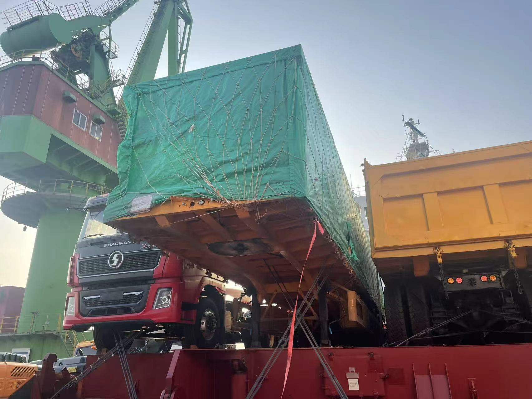 Nieuwe opdracht voor grensoverschrijdend transport! De 3-assige 4-voet dieplader van Luyi zet koers naar Kazachstan