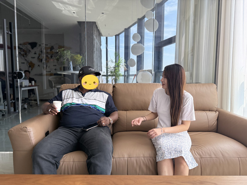 Klanten uit Kirgizië bezoeken de fabriek van Lu Yi en tekenen met succes een contract voor vierassige diepladers