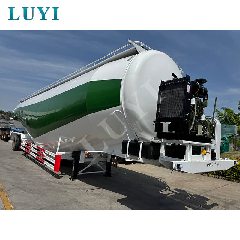 Luyi 3-assige poedertankoplegger van 85 kubieke meter vertrekt naar Guinee, ter ondersteuning van de infrastructuurlogistiek in West-Afrika