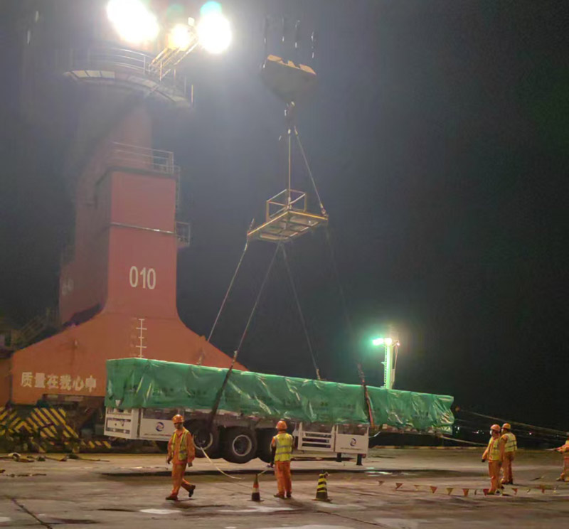 Een partij Luyi drie-assige diepladers vertrok en werd met succes naar de Oman-markt verscheept
