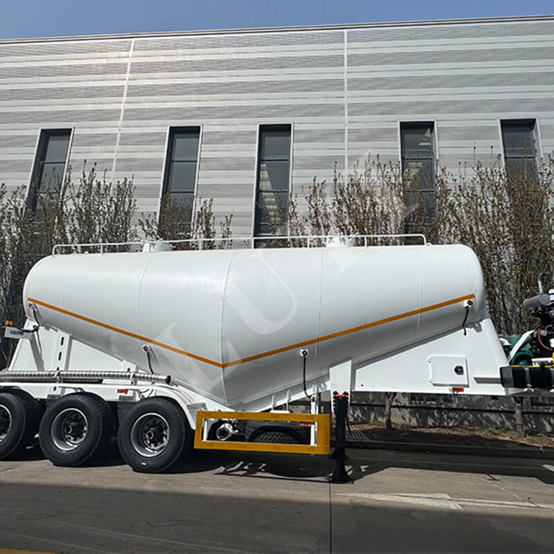 Om de logistieke samenwerking tussen China en Senegal mogelijk te maken, zijn Luyi 3-assige olietankopleggers verscheept naar Senegal