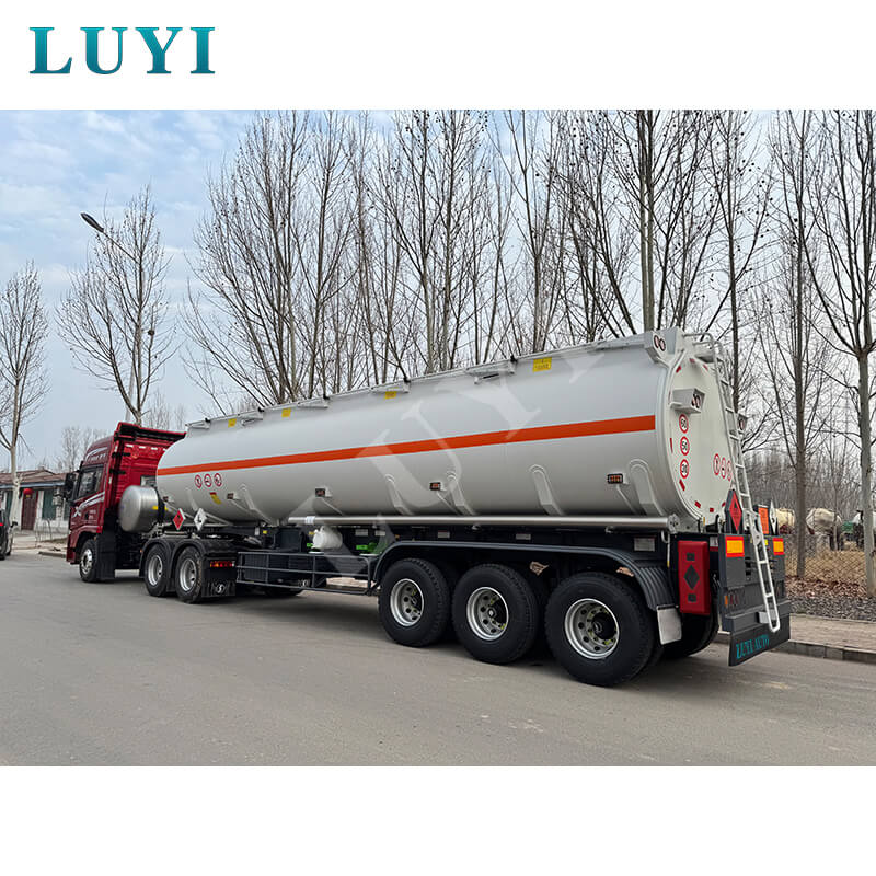 Luyi 3-assige olietankoplegger van 3000 liter verscheept naar Senegal, ter ondersteuning van lokaal energietransport