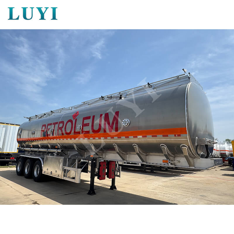 Luyi 3-assige koolstofstalen olietankoplegger van 40.000 liter met succes verscheept naar Turkmenistan