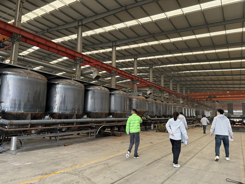 Een Ethiopische delegatie inspecteert olietankopleggers van 30.000 liter en onderhandelt over samenwerkingsdetails