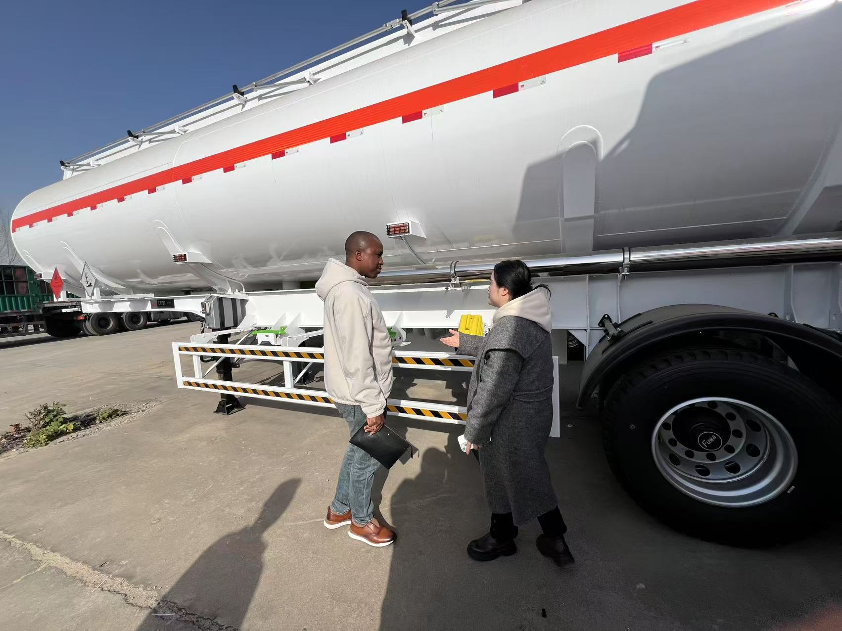 Klanten uit Guinee bezoeken de LUYI-productiebasis en zijn getuige van de productie van 40T-opleggers uit de eerste hand