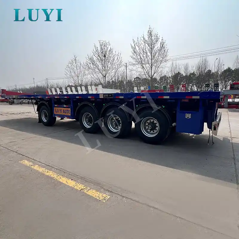 Flatbed Trailer versus Step Deck Trailer: wat is beter voor het vervoeren van zwaar materieel?