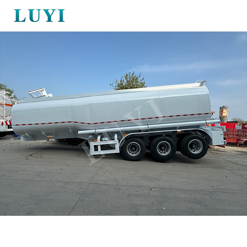 3-assige koolstofstalen olietankwagen van 40.000 liter voor het transport van diesel en benzine 3-assige koolstofstalen olietankwagen van 40.000 liter voor het transport van diesel en benzine
