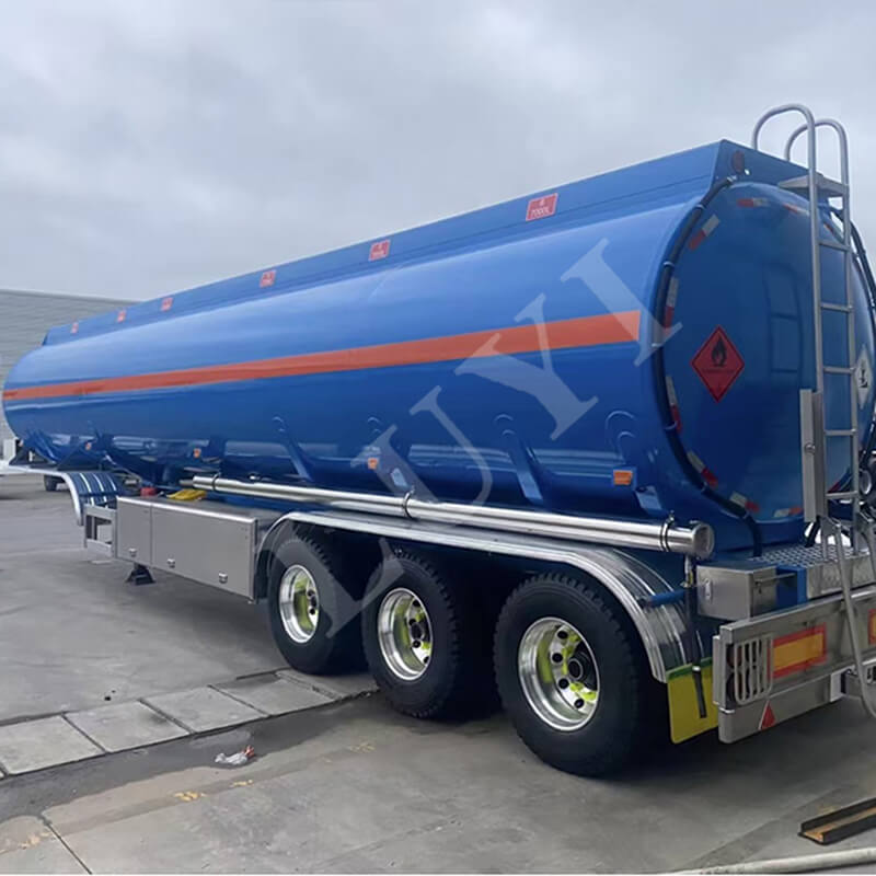 3-assige olietankoplegger met 7 compartimenten en een inhoud van 40.000 liter