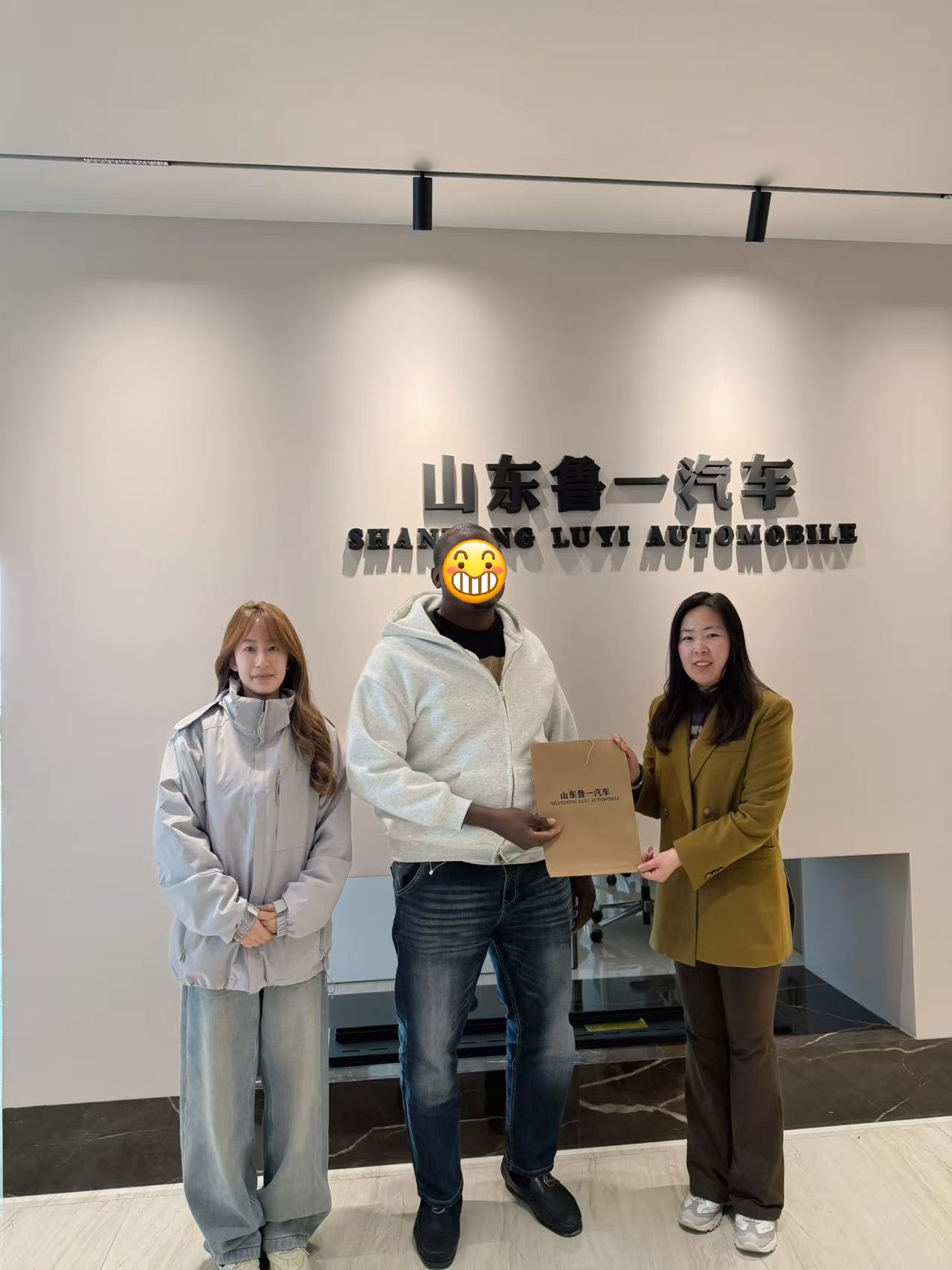 Van fabrieksbezoek tot orderbevestiging: hoe Luyi Auto het vertrouwen van een Ivoriaanse klant won voor vier zware dumptrucks