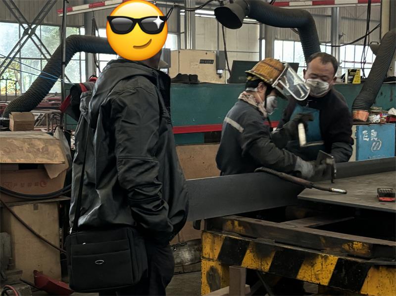 Hoe LUYI een logistieke klant op de Comoren hielp de vrachtflexibiliteit te verbeteren met 3 drieassige zijwandopleggers Hoe LUYI een logistieke klant op de Comoren hielp de vrachtflexibiliteit te verbeteren met 3 drieassige zijwandopleggers