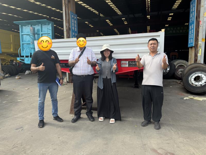 Klant uit Kazachstan bezoekt Luyi Auto en bestelt 3 op maat gemaakte 2-assige zijwandopleggers Klant uit Kazachstan bezoekt Luyi Auto en bestelt 3 op maat gemaakte 2-assige zijwandopleggers