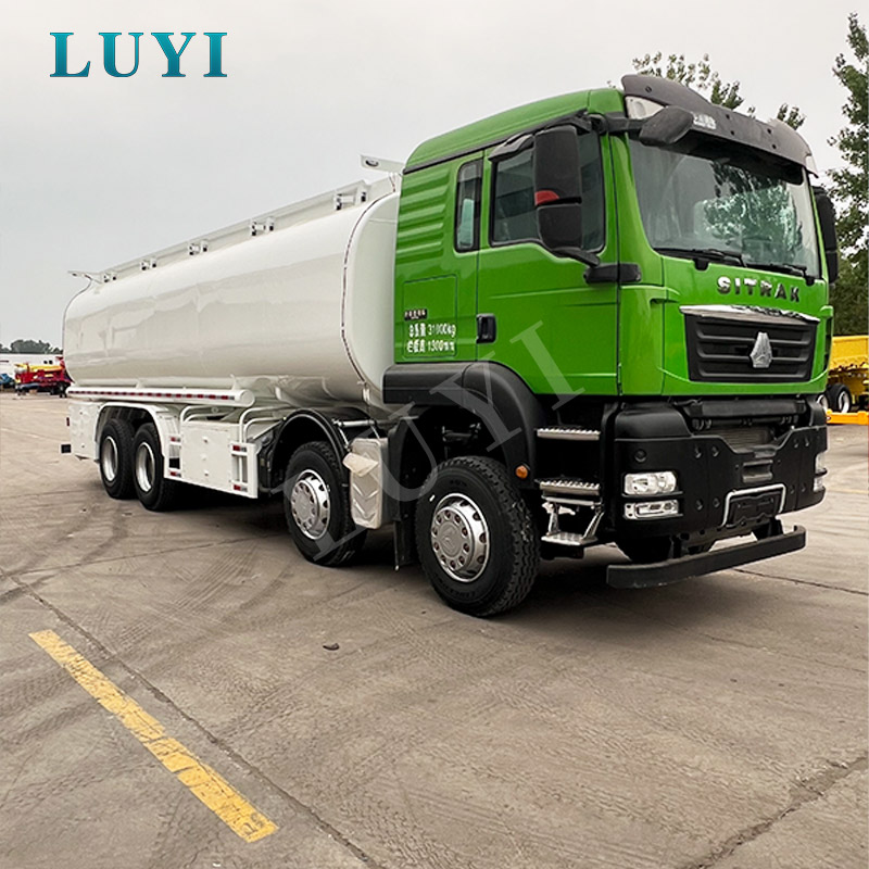 Sinotruk SITRAK 8 × 4 30000L brandstoftankerwagen van koolstofstaal
