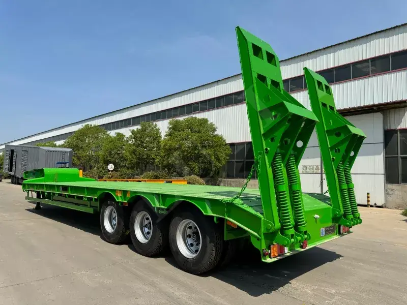 Drie-as semi-oplegger met een laag bed